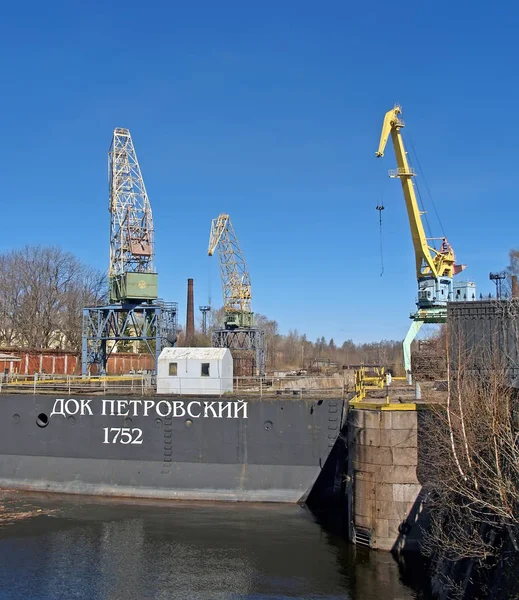 KRONSTADT, RUSSIA - MAY 03, 2010: Fragment of Petrovsky dock in  the spring. The Russian text - Petrovsky dock — Stock Photo, Image