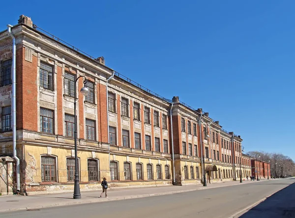 Edifício de escola de máquina do começo do XX século. Kronstadt. — Fotografia de Stock