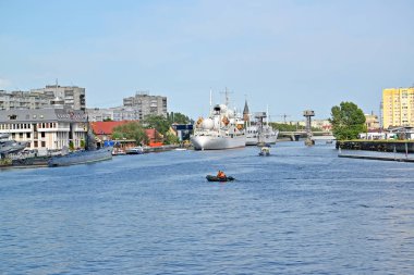 Kaliningrad, Rusya-Temmuz 05, 2016: kıyı üzerinde dünya Okyanusu Müzesi 'nin Fuar ile nehir Pregel görünümü