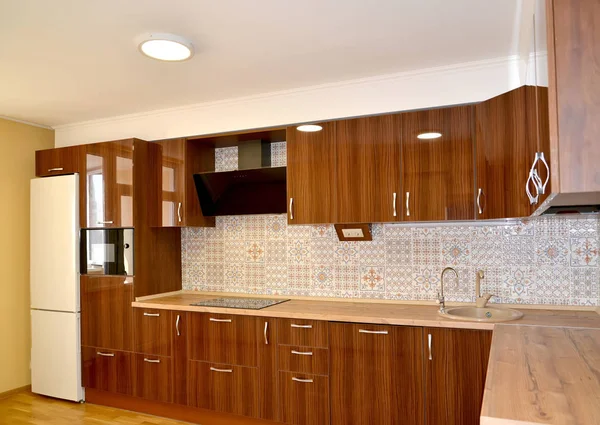Cozinha moderna com a mobília construída e eletrodomésticos — Fotografia de Stock