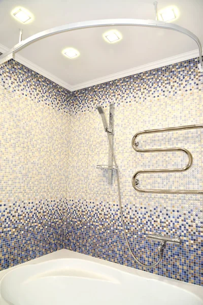 Фрагмент ванной комнаты с отделкой мозаикой — стоковое фото