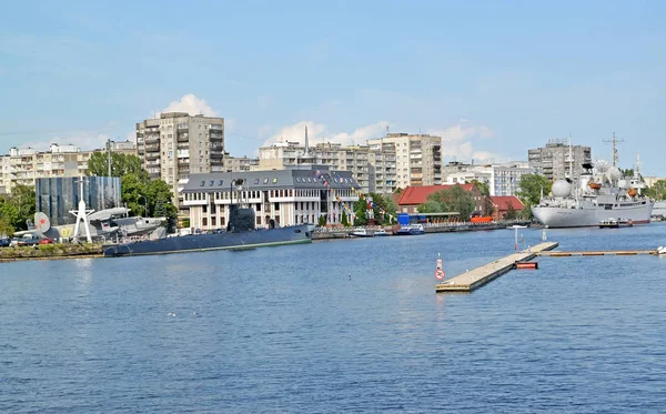 Kaliningrad, Rusland-05 juli 2016: uitzicht op de rivier de Pregel met de expositie van het Museum van de wereld Oceaan op de wal — Stockfoto