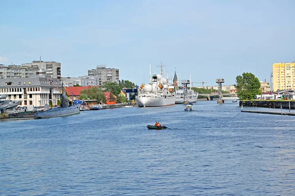 Kaliningrad, Rusland-05 juli 2016: uitzicht op de rivier de Pregel met de expositie van het Museum van de wereld Oceaan op de wal — Stockfoto