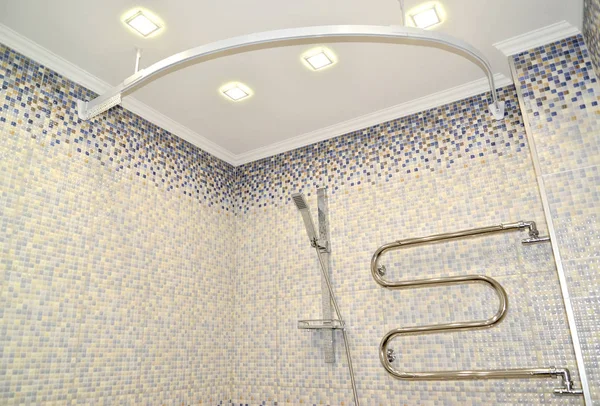 Ubin mosaik dalam menyelesaikan kamar mandi — Stok Foto