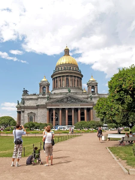 ST. PETERSBURG, RUSSIA - JULY 10, 2012: The tourist photographs St. Isaac's Cathedral — Stock Photo, Image