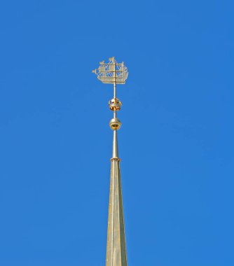 Amirallik kulesindeki gemi. St. Petersburg