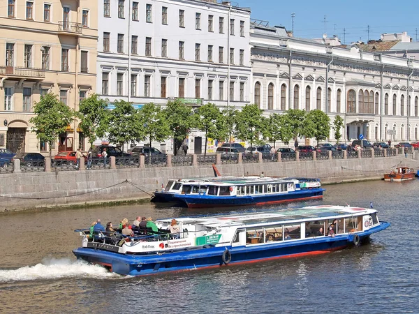 ST. PETERSBURG, RUSSIA - JUNE 07, 2008: The walking ships on Fontanka River — Stock Photo, Image