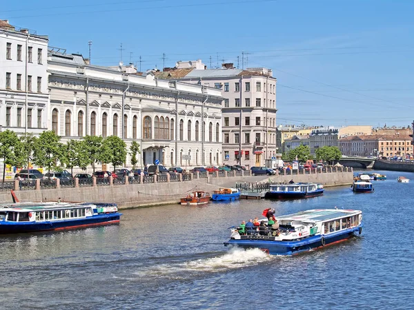 ST. PETERSBURG, RUSSIA - JUNE 07, 2008: The excursion ships on Fontanka River — Stock Photo, Image