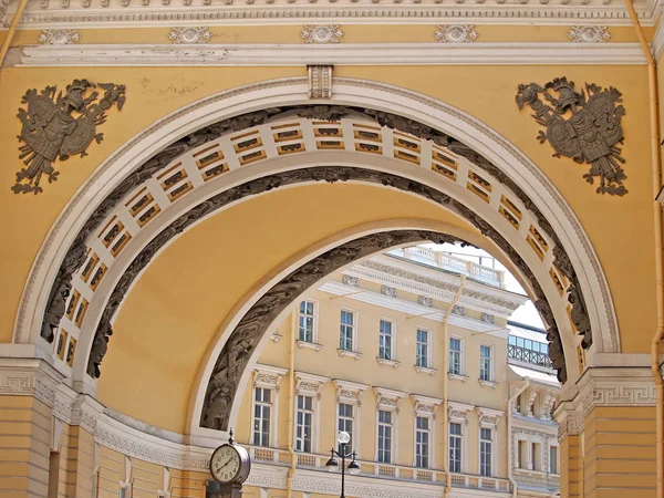 Fragmento del arco del edificio del Estado Mayor. San Petersburgo —  Fotos de Stock