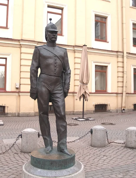 St. Petersburg, Rusland-mei 05, 2010: een sculptuur van de politieagent op de straat van de stad — Stockfoto