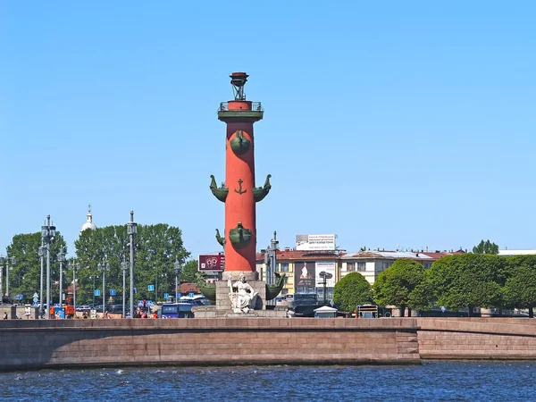 St. Petersburg, Ryssland-07 juni 2008: en rostralt kolonn på udden av Vasilyevsky Island — Stockfoto
