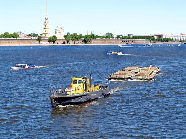 ST. PETERSBURG, RUSSIE - 07 JUIN 2008 : Le remorqueur tire une barge-trémie à travers Neva — Photo