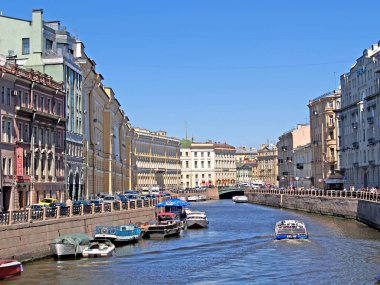 St. Petersburg, Rusya - 07 Haziran 2008: Moika Nehri üzerinde yürüyen gemiler