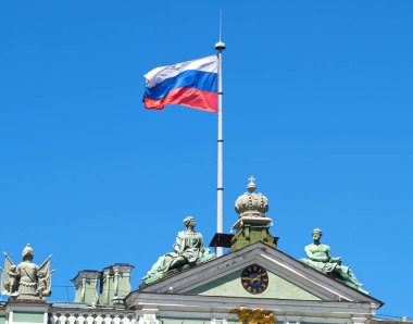 Rus bayrağı Kışlık Saray'ın üzerinde dalgalandı. St. Petersburg