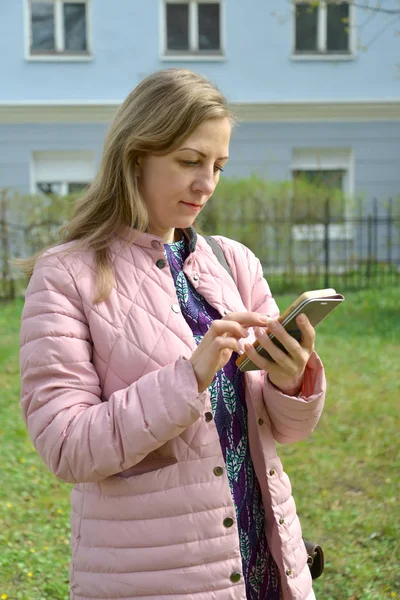 Kobieta wybierali numer telefonu na smartfonie — Zdjęcie stockowe