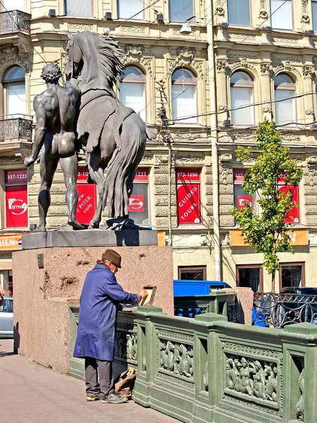 ST. PETERSBURG, RUSSIA - JUNE 07, 2008: The artist draws on Anichkovy Bridge — Stock Photo, Image