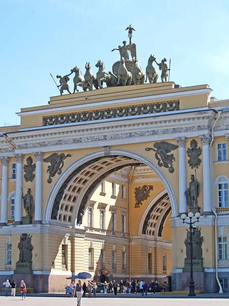 ST. PETERSBURG, RUSIA - 07 DE JUNIO DE 2008: Vista del arco del edificio del Estado Mayor —  Fotos de Stock