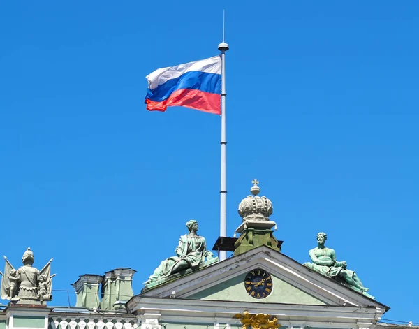 The Russian flag flutters over the Winter Palace. St. Petersburg — Stock Photo, Image