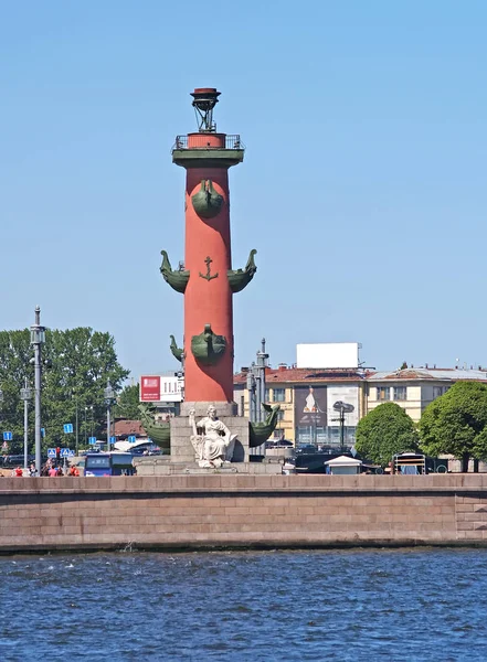 ST. PETERSBURG, RUSIA - 07 DE JUNIO DE 2008: Una columna rostral sobre la saliva de la isla Vasilyevsky — Foto de Stock