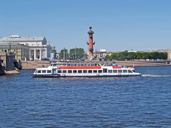 St. Petersburg, Rusland-07 juni 2008: het toeristische schip drijft door het spit van Vasilyevsky-eiland — Stockfoto