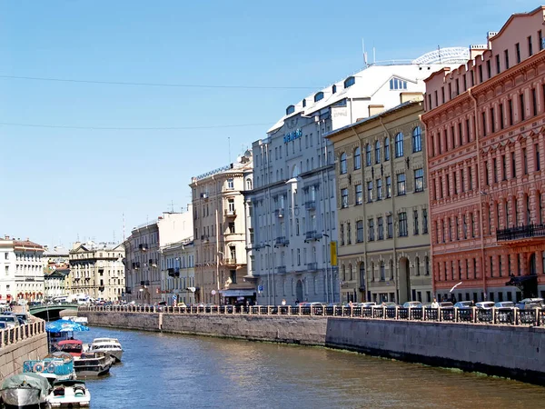 St. Petersburg, Rusland-07 juni 2008: Moika rivierdijk in zonnige dag — Stockfoto