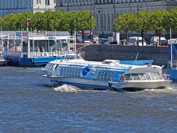 상트페테르부르크, 러시아 - 2008년 6월 07일: 네바 전역에 수중익선 수레 — 스톡 사진