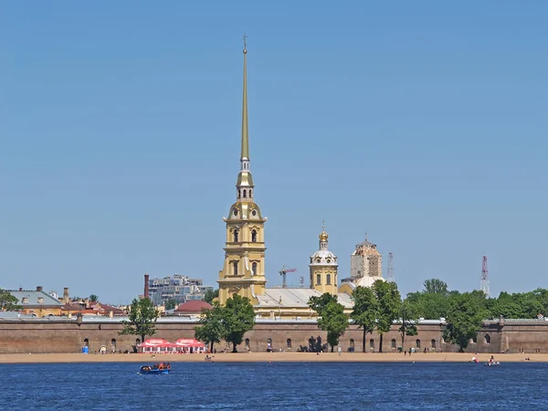 Sankt Petersburg, Rosja-07 czerwca 2008: Twierdza Piotra i Pawła i Katedra w letni dzień — Zdjęcie stockowe