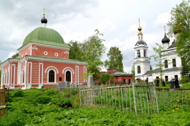 Büyük şehit Georges Muzaffer (1885) onuruna kilise görünümü ve Yükseliş (1811) onuruna kilise. Rybinsk, Yaroslavl bölgesi