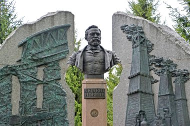 Rybinsk, Rusya - 17 Mayıs 2018: Ludwig Nobel anıtının parçası. Rus metin - Ludwig Nobel