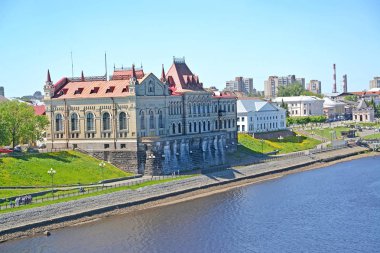 Rybinsk, Rusya - 29 Mayıs 2018: Yaz öğleden sonra Volzhskaya Embankment görünümü. Yaroslavl bölgesi