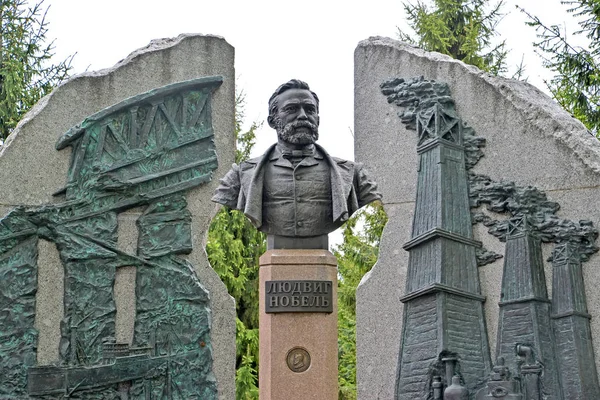 RYBINSK, RUSSIA - 17 de maio de 2018: Fragmento de um monumento a Ludwig Nobel. O texto russo - Ludwig Nobel — Fotografia de Stock