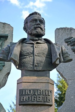 Rybinsk, Rusya - 15 Mayıs 2018: Sanayici Ludwig Nobel'in büstü. Rus metin - Ludwig Nobel