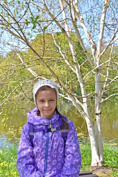 Retrato da menina de sete anos no contexto do vidoeiro florescente de útil (Himalaia) (Betula utilis D.Don ) — Fotografia de Stock