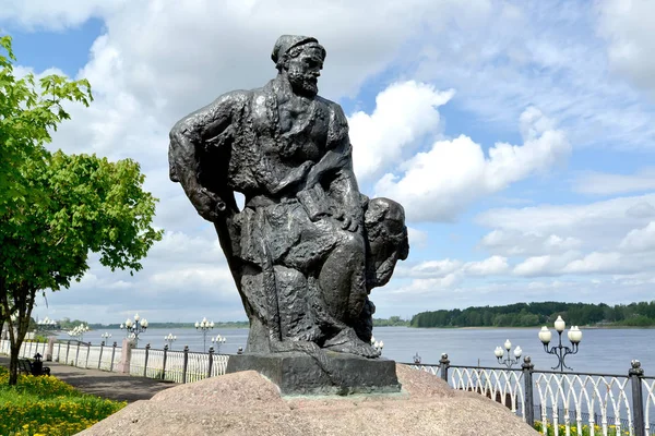 RYBINSK, RUSSIA - 23 MAGGIO 2018: Una statua dell'autotrasportatore di chiatte sull'argine Volzhskaya — Foto Stock