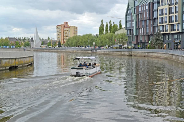 Kaliningrad, russland - 08. Mai 2019: das Ausflugsschiff auf dem Pregolya-Fluss am Frühlingnachmittag — Stockfoto