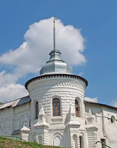 Bogoyavlensky Turm der heiligen Verklärung Kloster vor dem Hintergrund des blauen Himmels. Jaroslawl — Stockfoto