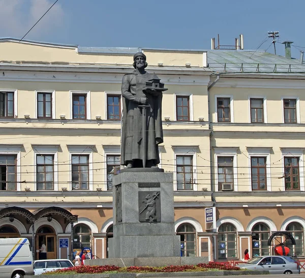 YAROSLAVL, RUSIA - 06 DE JUNIO DE 2008: Un monumento al príncipe Yaroslav el Sabio - al fundador de Yaroslavl en la Plaza Bogoyavlenskaya —  Fotos de Stock