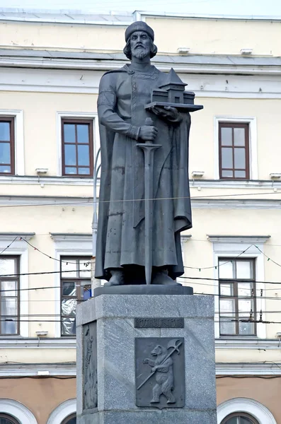 YAROSLAVL, RUSIA - 06 DE JUNIO DE 2008: Un monumento al príncipe Yaroslav el Sabio - al fundador de Yaroslavl — Foto de Stock