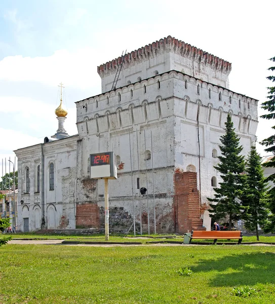 Yaz aylarında Znamensk kulesinin görünümü. Yaroslavl — Stok fotoğraf