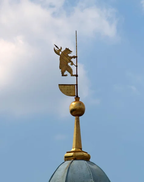 Spire with a bear - the coat of arms of Yaroslavl against the background of the blue sky — Stock Photo, Image