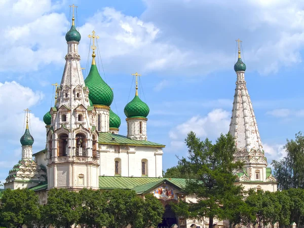Θέα της εκκλησίας του Ηλία του προφήτη την καλοκαιρινή ημέρα. Γιαροσλάβλ — Φωτογραφία Αρχείου