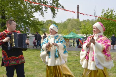 Kaliningrad, Rusya - 09 Mayıs 2019: Rus ulusal folklor topluluğu parkta tatil sırasında hareket eder