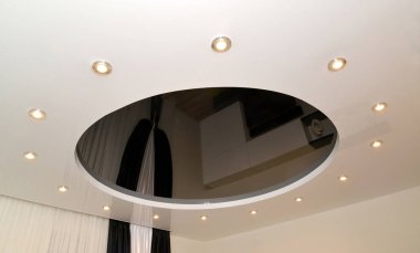 Oval tasarımlı parlak gergi tavan ve nokta lambalar