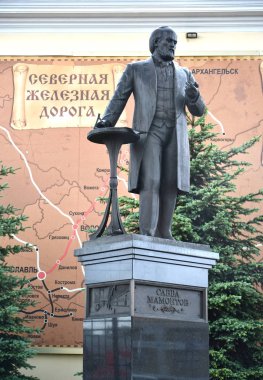 Yaroslavl, Rusya - 08 Haziran 2018: İş adamı Savva Mamontov anıtı. Rusça metin Savva Mamontov