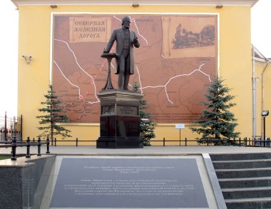 Yaroslavl, Rusya - 3 Temmuz 2011: Sanayici Savva Mamontov Anıtı. Rusça metin Savva Mamontov