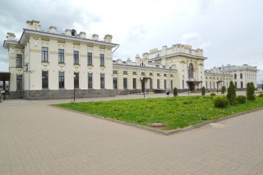 Rybinsk, Rusya - 17 Mayıs 2018: Vokzalnaya Meydanı manzarası ve tren istasyonu binası. Rusça metin - Rybinsk istasyonu