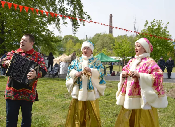 KALININGRAD, RUSSIA - MAY 09, 2019: Performers of the Russian national folklore ensemble act during the holiday in the park — Stock Photo, Image