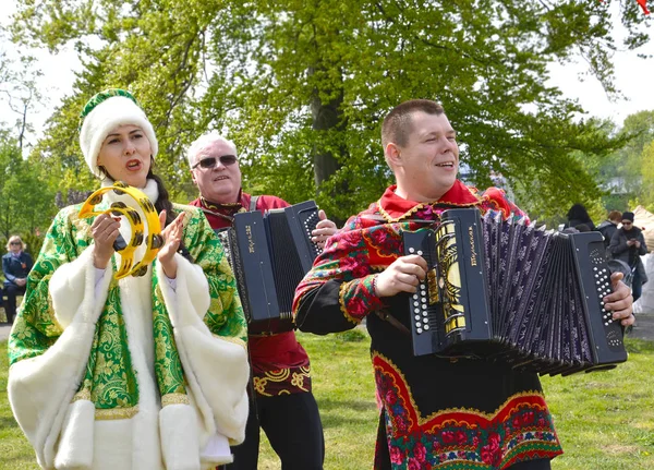 Kaliningrad, Ryssland-maj 09, 2019: sångaren med en tamburin sjunger songen under semestern i parkera — Stockfoto