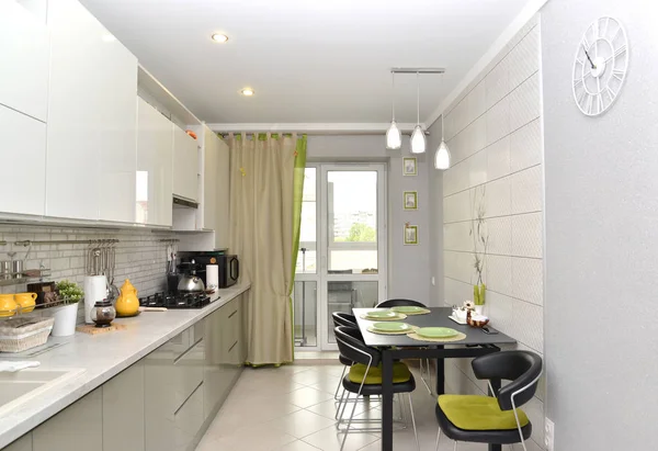 La moderna cocina luminosa con muebles empotrados. Interior — Foto de Stock