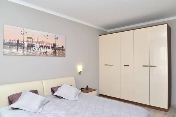 Интерьер спальни с изображением на стене — стоковое фото